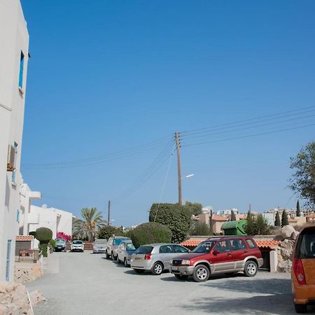 Modern Apartment Not Far From The Beach Paphos Bagian luar foto