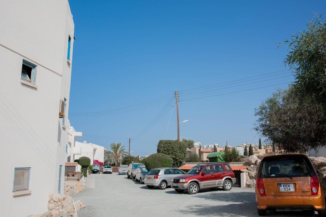 Modern Apartment Not Far From The Beach Paphos Bagian luar foto