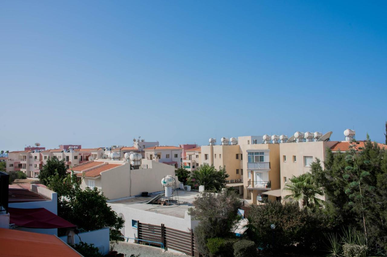 Modern Apartment Not Far From The Beach Paphos Bagian luar foto