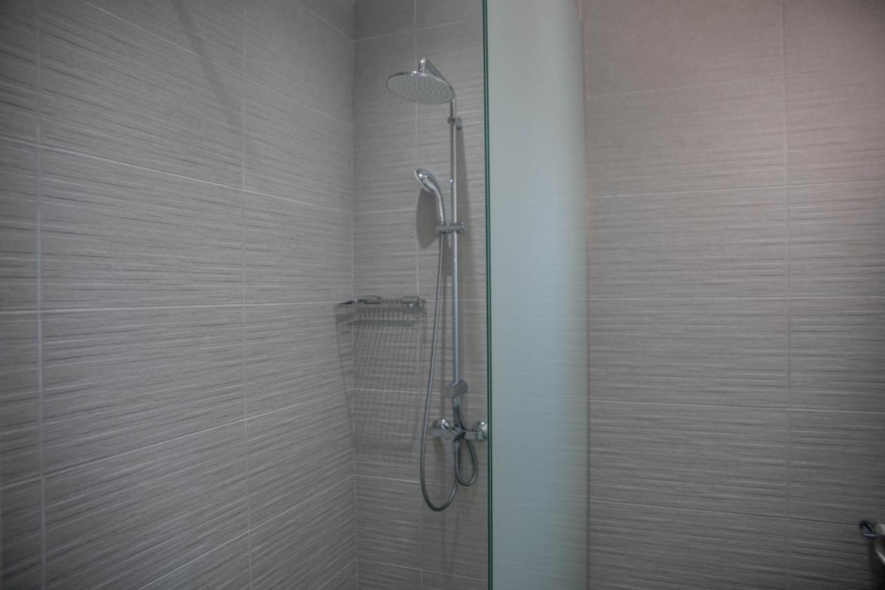 Modern Apartment Not Far From The Beach Paphos Bagian luar foto
