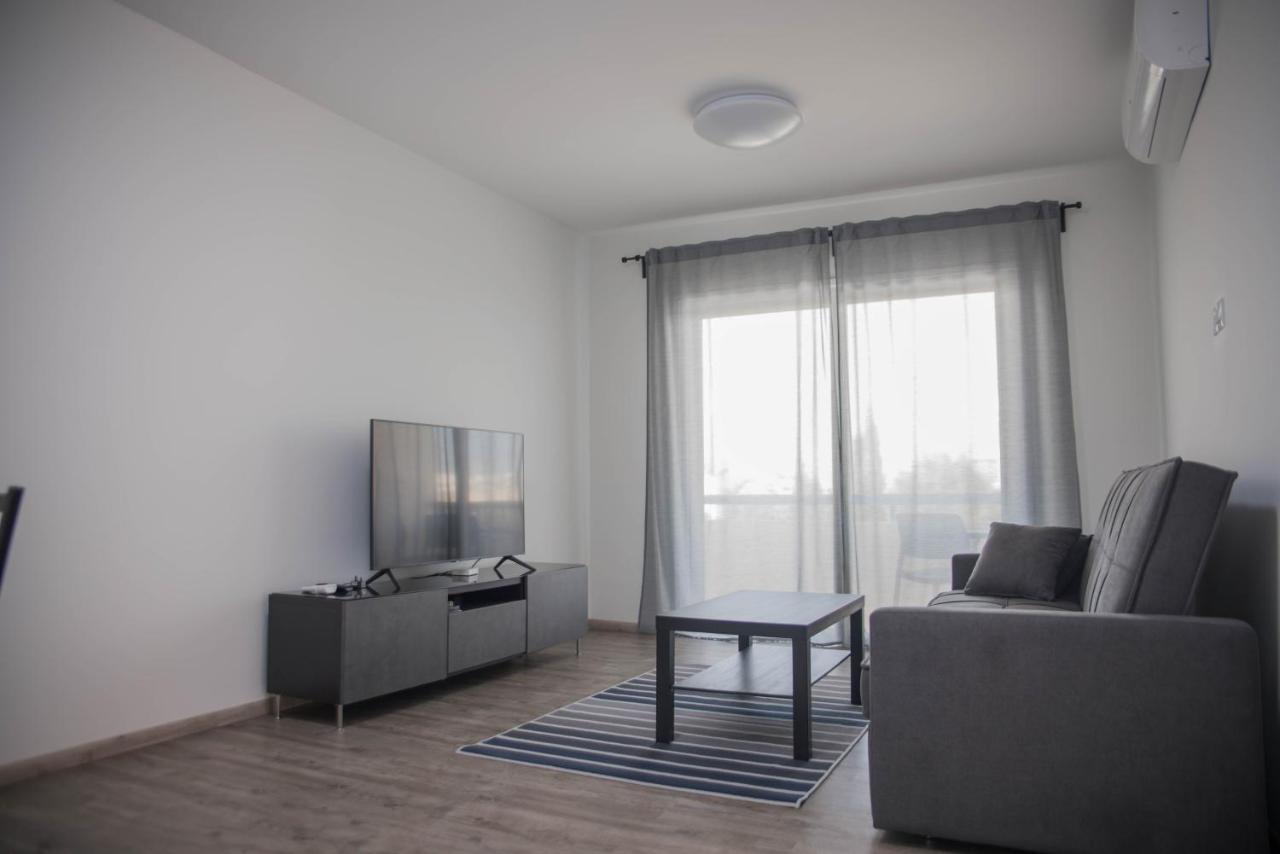 Modern Apartment Not Far From The Beach Paphos Bagian luar foto